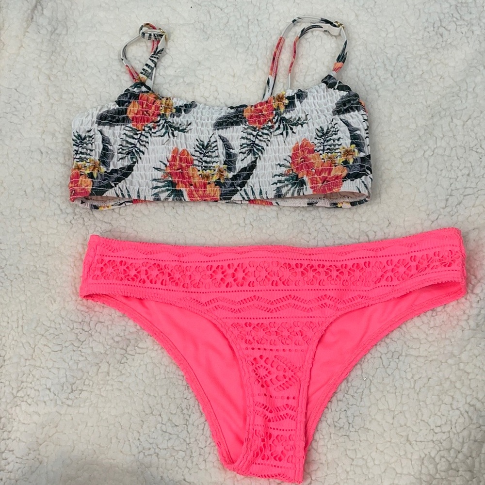 Super cute Floral top with Hollister bottoms